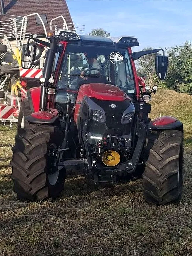 Tracteur Lindner rouge présenté au champ